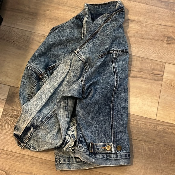 CHI-Omega we are Chi-O’s vintage Jean Jacket Mizz Lizz Size:M ❤️🧡 - Picture 4 of 4